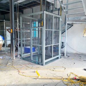 Thang nâng hàng thủy lực 500kg nâng cao 4m nhập khẩu
