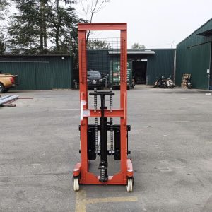 xe nang tay cao 2 tan nang 1m6 khong phanh 1