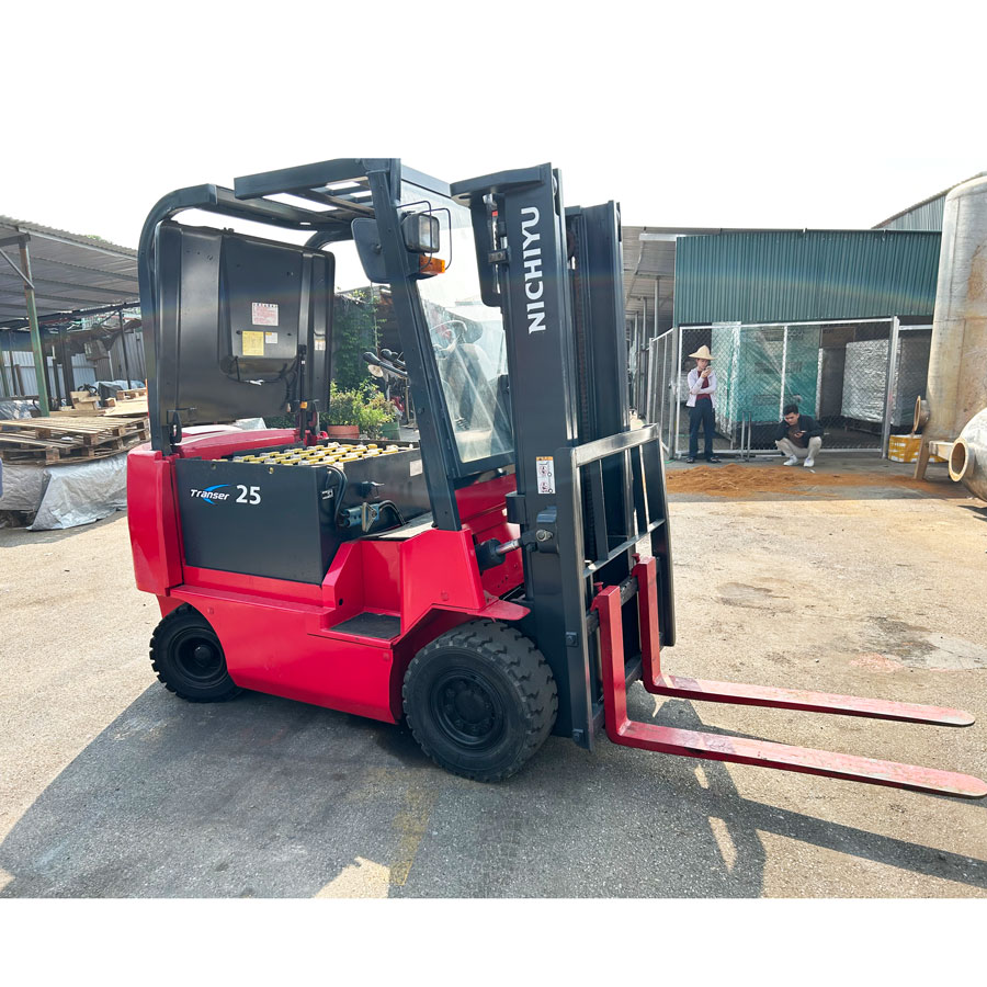 Xe nâng điện ngồi lái cũ 2,5 tấn hãng Nichiyu dùng cho kho lạnh